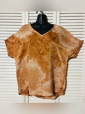 Ladies SM Entro V-Neck shiny Short Sleeve blouse in Rust Tie-Dye design